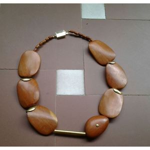 Collier en bois de style classique fait à la main pour femmes, accessoires de mode en cristal, bijoux - Product Image 3