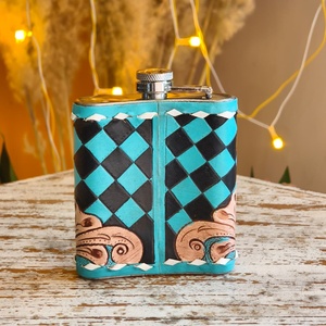 Venus Leathers Nouveauté 2026 En gros Gourde à liqueur portable 8oz en acier inoxydable enveloppée de cuir de vachette marron, cuir travaillé à la main - Product Image 3