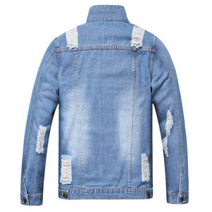 เสื้อแจ็คเก็ตยีนส์สีฟ้าอ่อนสำหรับผู้ชาย ขายส่ง สไตล์ลำลอง ขาดๆ แบบมีกระดุมติดด้านหน้า เสื้อคลุมสตรีทแวร์ ทรงปกติ ลุคยีนส์ฟอกสี - Product Image 2