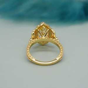 Anillo de compromiso con diamante amarillo de laboratorio de corte marquesa de 3.60 quilates |   Catedral Vintage |   Certificado por IGI - Product Image 3