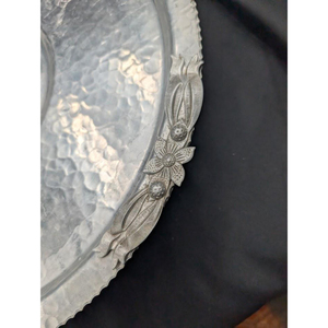 Plateau de service rond en argent avec bordure à motif floral, plateau en métal de luxe pour les collations, les fruits, les apéritifs et la décoration de la maison - Product Image 1