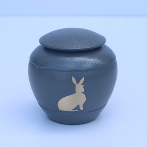 Urnes funéraires en laiton de qualité supérieure pour animaux de compagnie, urne funéraire gravée en forme de lapin, urnes de crémation pour cendres d'animaux, urne artisanale en laiton et étain en forme de cœur pour animaux de compagnie - Product Image 2