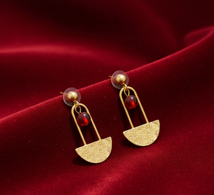 Pendientes de Aro Geométricos de Moda Hechos a Mano para Mujer, Diseño de Latón Estilo Linterna con Acento de Cuentas de Vidrio Rojas, Resistentes al Deslustre, Ideales para Fiestas - Product Image 4