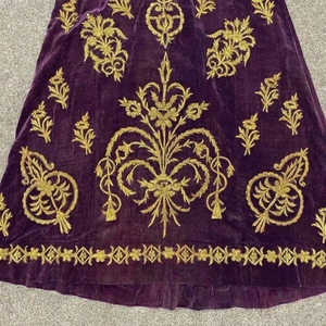Túnica de Terciopelo Morado Bordada a Mano al por Mayor, Terciopelo Premium con Hilo Metálico Dorado Bordado a Mano - Product Image 5