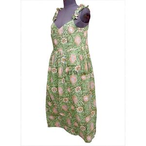 Vestido largo casual de verano con estampado floral verde, sin mangas, cuello en V, tirantes con volantes, cintura imperio y corte en A. - Product Image 3