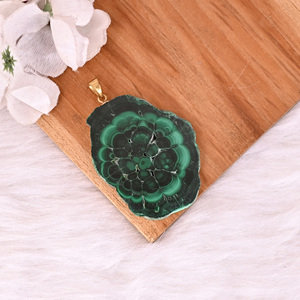 Pendentif en laiton Ishu Gems avec malachite naturelle en stalactite, 26,3 g, plaqué or/argent/or rose/ruthénium noir, unisexe, pierre tendance - Product Image 3
