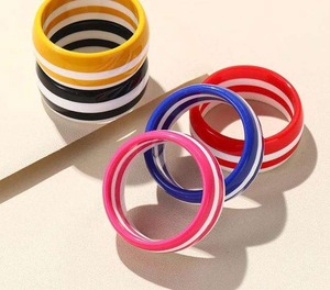 Brazalete de Resina Hecho a Mano, Negro con Puntos Dorados, Forma Redonda, Accesorio de Joyería - Product Image 3