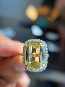 Bague de fiançailles de luxe avec halo de diamants jaunes cultivés en laboratoire, or jaune/blanc/rose 9 carats - Product Image 3
