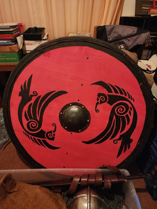 Escudo Vikingo Rojo Hecho a Mano con Diseño de Cuervo Nórdico Negro y Centro Metálico, Réplica de Escudo Medieval de Guerrero con Decoración - Product Image 5