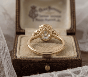 Anillo de compromiso clásico con múltiples piedras estilo vintage, con engaste en bisel, regalo de lujo, grado VVS, para boda, compromiso o aniversario. - Product Image 1