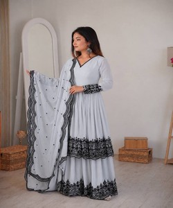 Conjunto de Kurta y Palazzo Tradicional Azul Claro para Mujer con Bordado Negro, Estilo Holgado hasta el Suelo, Estilo India Pakistán 83588 SP-71 - Product Image 1