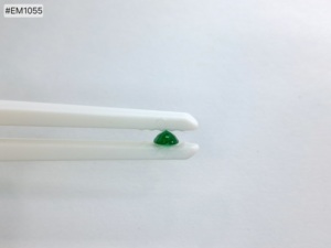 พลอยมรกตแซมเบียสีเขียวธรรมชาติ 100% รูปทรงวงรี น้ำหนัก 0.65 กะรัต คุณภาพสูง สีอ่อนใส เหมาะสำหรับแหวนและจี้ - Product Image 6