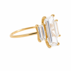 Anillo de Compromiso con Moissanita Corte Baguette, Oro Amarillo Vermeil de 10K, Anillo de Boda Nupcial de Tres Piedras - Product Image 3