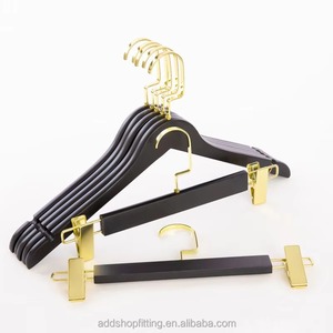 Cintre de luxe robuste en bois à un seul niveau avec logo personnalisé pour costumes, manteaux et vêtements, idéal pour hôtels, motels et auberges. - Product Image 2