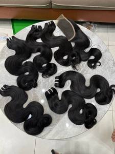 Extensions de cheveux vietnamiens ondulés avec closure 13x4, couleur naturelle, 100% cheveux humains vierges, cuticules alignées - Product Image 1