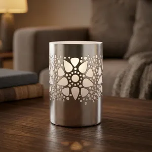 Lanterne cylindrique en métal avec motif floral découpé pour la décoration de la maison - Product Image 4