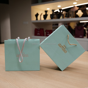 Bolsas de papel medianas personalizadas para embalaje de regalo de lujo para artículos de moda y boutique de joyería con borde distintivo - Product Image 2