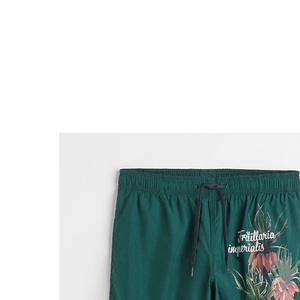 Shorts de Baño para Hombre con Estampado Floral Verde, Secado Rápido, Cordón Ajustable, Diseño de Fritillaria Imperialis y Logotipo en la Pierna Derecha - Product Image 2