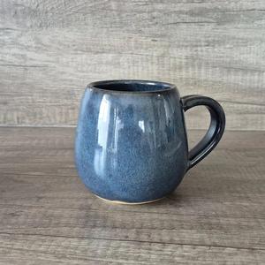 Tasse en céramique sophistiquée avec glaçure indigo profonde, silhouette incurvée, poignée solide, isolation thermique, artisanat pour vaisselle haut de gamme - Product Image 1