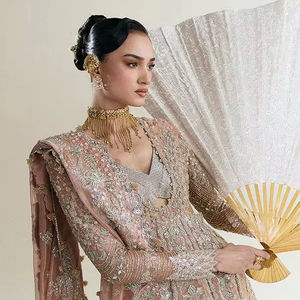 Broderie de sequins, travail artisanal en zardosi métallique et bordures festonnées complexes pour la haute couture pakistanaise contemporaine. - Product Image 1