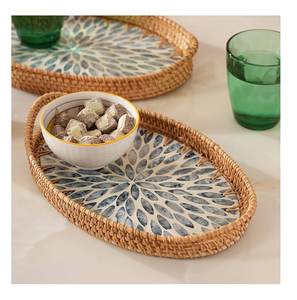 Plateau ovale artisanal sur mesure en nacre et rotin pour la décoration de table de fête, le rangement et la présentation de collations. - Product Image 1