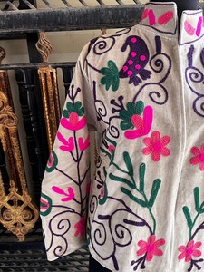 Chaqueta de Terciopelo Bordada a Mano con Diseño Moderno y Textiles Tradicionales, Estilo Boho Chic, Chaqueta Suzani Floral, Blazer Distintivo - Product Image 6