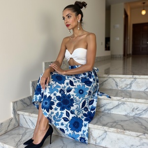 Jupe portefeuille d'été décontractée en coton doux à imprimé floral Boho bleu noir pour femmes-tenue artistique toute la journée - Product Image 3