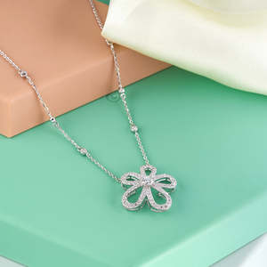 Collier de fleurs en diamant Accessoire de bijoux élégant et luxueux - Product Image 2