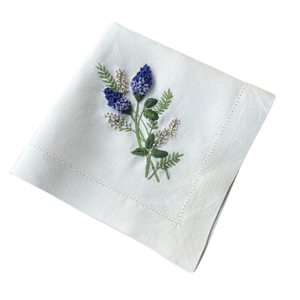 Serviettes de table carrées en lin brodées de fleurs modernes, faites à la main, réutilisables, durables et écologiques pour la maison et les fêtes - Product Image 3