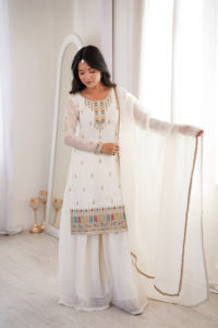 Conjunto Sharara Blanco Estilo Bollywood con Bordado y Tela de Lujo para Fiestas de Mujeres Indias y Pakistaníes - Product Image 6