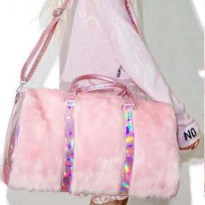 Sac de sport en fausse fourrure rose avec bordure holographique, fermeture éclair, sac de sport, sac de fitness, sac de voyage portable - Product Image 5