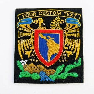 Écusson brodé personnalisé avec motif de blason, à coudre sur les vêtements, forme carrée, en tissu. - Product Image 1