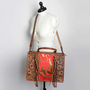 Sac fourre-tout bohème en cuir véritable avec franges, motif floral gravé, patch rouge et or, fermeture éclair - Product Image 2