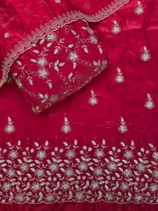 Tela Rangoli Crush con una superficie suave, caída fluida y apariencia elegante para atuendos de ocasión y moda contemporánea. - Product Image 5