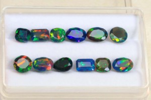 Opale noire éthiopienne authentique en vrac - Opale éthiopienne à facettes multi-feu - Lot de pierres d'opale naturelle de formes variées - Product Image 2