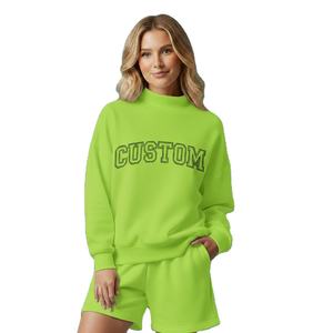 Ensemble sweat-shirt et short pour femme, vert lime uni, imprimé texte « CUSTOM », col montant, coupe oversize, manches longues, style streetwear décontracté - Product Image 1