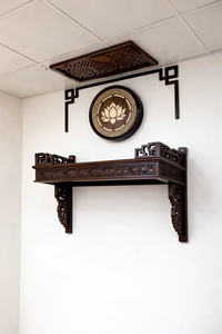 Autel bouddhiste mural en bois de chiuliu. - Product Image 4