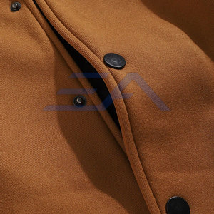 Blouson universitaire écoresponsable pour homme, marron beige, col montant, logo frontal, fermeture boutonnée, tissu polyester/coton, style urbain - Product Image 5