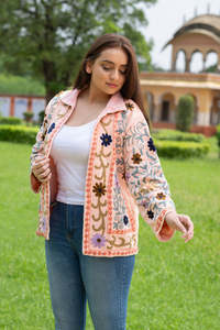Chaqueta Larga Floral Bordada Suzani al por Mayor para Mujer, Hecha a Mano por Artesanos Indios, Mangas Largas, Prenda Étnica de Moda - Product Image 4