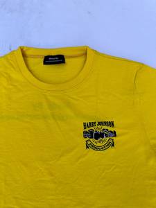 เสื้อยืดแขนสั้นสีเหลืองสำหรับผู้ชาย ยี่ห้อ Harry Johnson ทรงปกติ ผ้าคอตตอนเจอร์ซีย์ คอเสื้อแบบลำลอง พิมพ์ลายดิจิทัลที่หน้าอก - Product Image 2