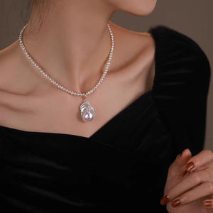 Collar con Colgante de Perla Natural de Forma Barroca para Mujer, Cadena de Suéter con Diseño de Nariz de Cerdo, Estilo Lujoso y Ligero para Otoño e Invierno - Product Image 2