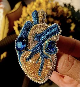 Broche d'insecte de luxe brodée et perlée, faite à la main, unisexe, bijou de mode pour mariage, cadeau - Product Image 5