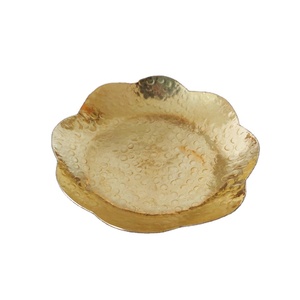 Assiette à Plat Martelée Unique en Acier Inoxydable Couleur Dorée en Forme de Fleur Trendy Meilleure Qualité Plaquée d'Inde pour les Salades - Product Image 1