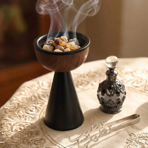 Brûleur d'encens arabe en métal avec un bol en bois et une base conique noire élégante, parfait pour rehausser l'ambiance de la décoration intérieure - Product Image 2