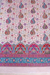 Tela Crepé Natural Blanca con Estampado Floral Paisley y Borde Ornamental de Pavo Real para Confección de Vestidos Kurti Étnicos - Product Image 3