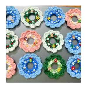 Porte-clés de Noël en crochet fait main, breloque de sac tricotée pour les fêtes, cadeau souvenir, accessoire de sac à dos mignon et festif - Product Image 4