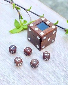Boîte à dés en bois de style antique, dés de jeu en bois massif faits à la main avec incrustation dorée, décoration de bureau élégante et idée cadeau - Product Image 1