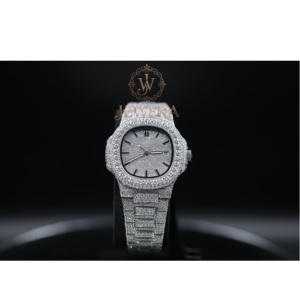 Montre de luxe en cuir avec diamants Moissanite pour cadeaux de fiançailles, mariages et célébrations d'anniversaire, disponible à la vente - Product Image 1
