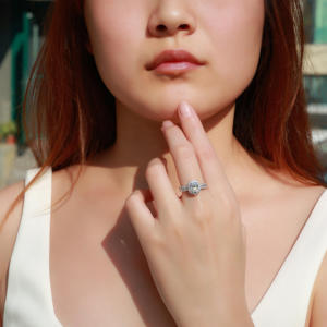 Anillo de Compromiso con Moissanita Ovalada de 2 Quilates, Corte Halo, Plata de Ley S925, con Piedras Laterales Baguette, Anillo de Boda, Regalo para Mujer - Product Image 6