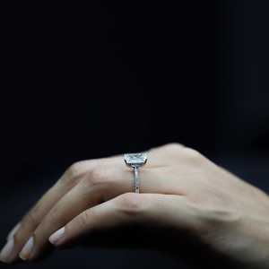 Bague solitaire en or blanc massif 14 carats avec diamant de laboratoire de forme émeraude fantaisie de 3,00 carats au total - Product Image 2